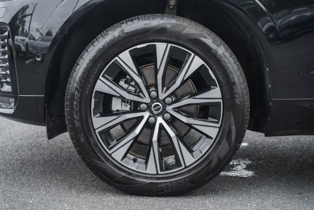 Certified 2025 Volvo XC60 B5 Plus w/ Climate Package AWD/4WD image 18
