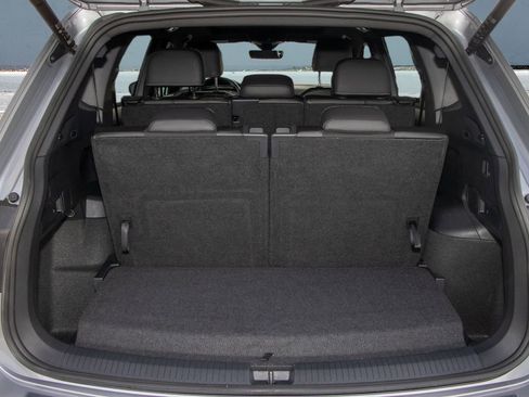 Used 2024 Volkswagen Tiguan SE R-Line image 9