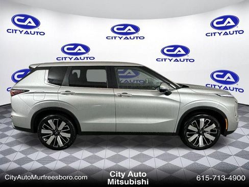 New 2025 Mitsubishi Outlander SE image 10