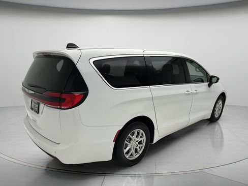 Used 2024 Chrysler Pacifica Touring-L FWD image 5