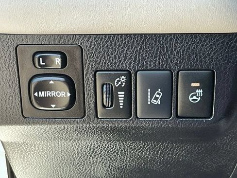 Used 2017 Toyota RAV4 Platinum FWD image 22