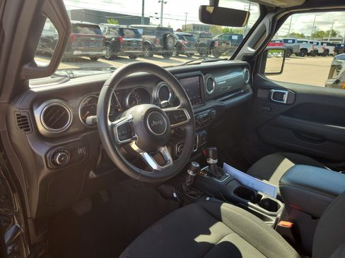 Used 2023 Jeep Wrangler Unlimited Sahara AWD/4WD image 17