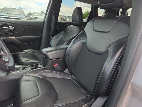 Used 2019 Jeep Cherokee Latitude Plus w/ Cold Weather Group AWD/4WD image 16