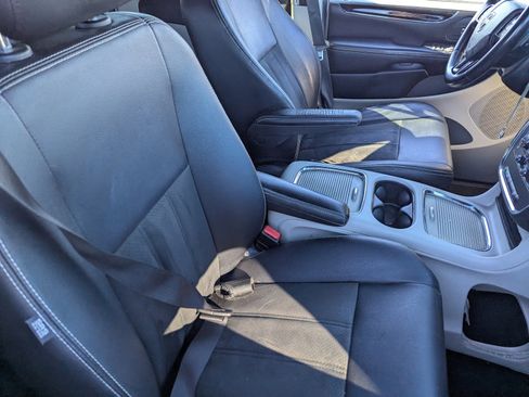 Used 2019 Dodge Grand Caravan SXT image 10