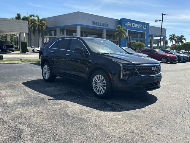 Used 2024 Cadillac XT4 Luxury w/ Cold Weather Package FWD image 1