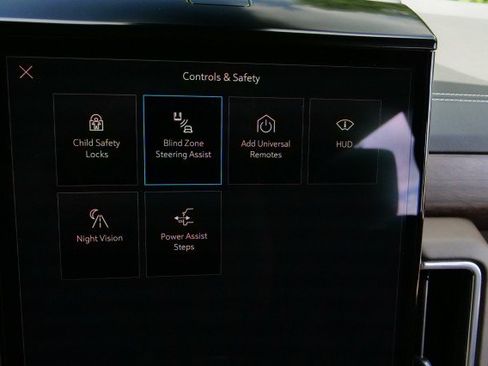 Used 2025 GMC Yukon Denali Ultimate AWD/4WD image 18