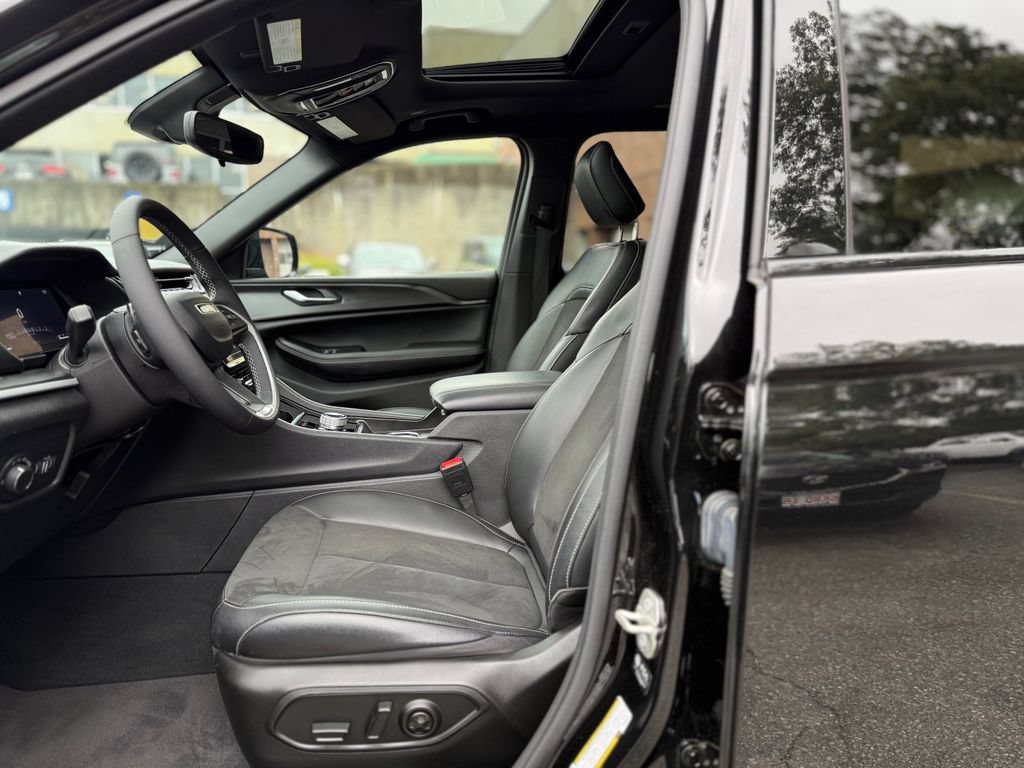 Used 2023 Jeep Grand Cherokee L Altitude AWD/4WD image 17