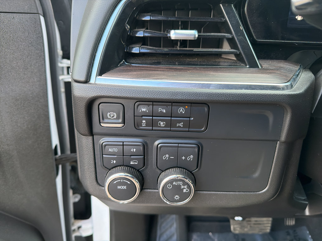 Used 2025 Chevrolet Suburban LT AWD/4WD image 12