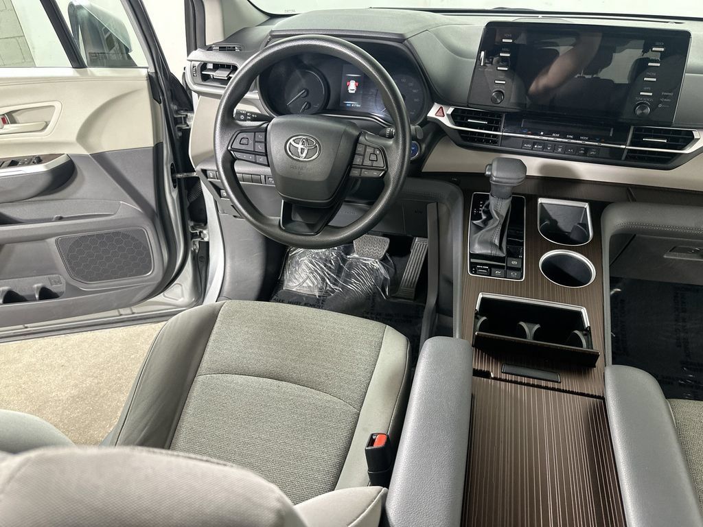 Used 2024 Toyota Sienna LE FWD image 20
