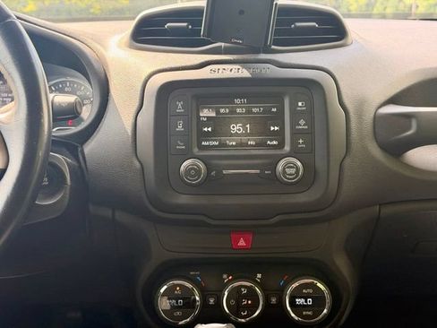 Used 2017 Jeep Renegade Latitude w/ Popular Equipment Group FWD image 23