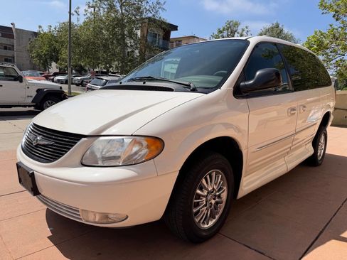 Used 2003 Chrysler Town & Country Limited image 2