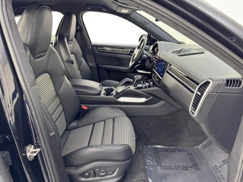 Used 2022 Porsche Cayenne Turbo S image 15