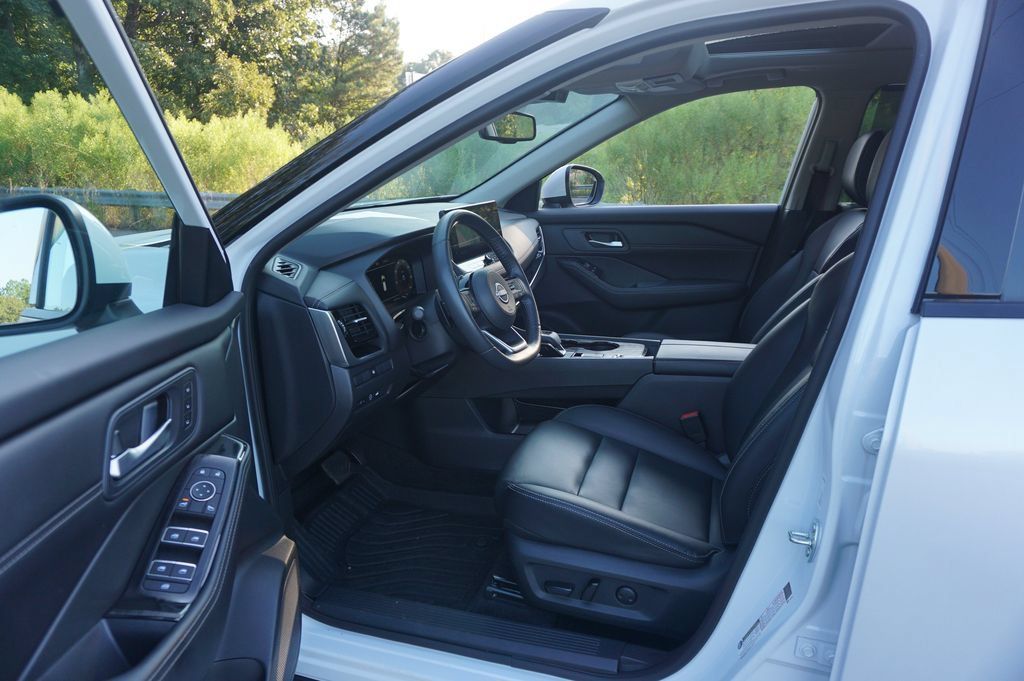 Used 2024 Nissan Rogue SL w/ SL Premium Package FWD image 2