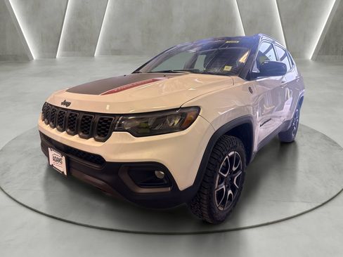Used 2025 Jeep Compass Trailhawk w/ Trailer Tow Group AWD/4WD image 3