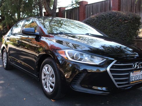 Used 2017 Hyundai Elantra SE image 2