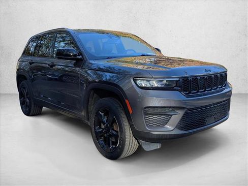 Used 2023 Jeep Grand Cherokee Altitude image 3
