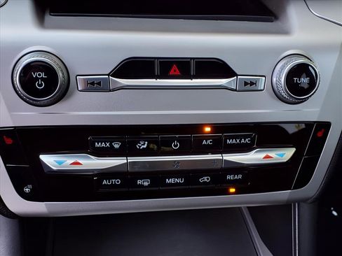 Used 2022 Ford Explorer XLT w/ Equipment Group 202A image 20