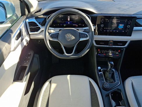 Certified 2025 Volkswagen Taos SE w/ Panoramic Sunroof Package image 11