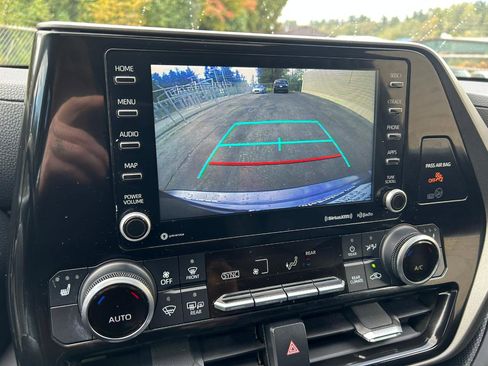 Used 2021 Toyota Highlander XLE AWD/4WD image 20