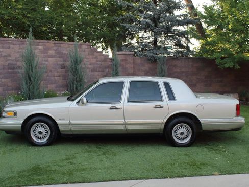 Used 1997 Lincoln Town Car Signature RWD image 31