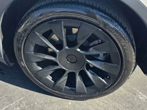 Used 2021 Tesla Model Y Long Range image 27