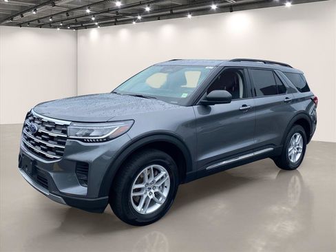Used 2025 Ford Explorer Active AWD/4WD image 3