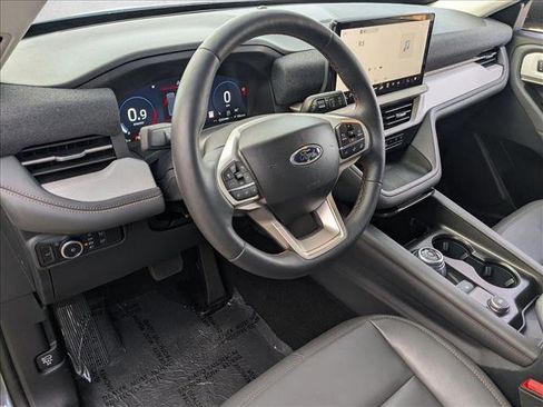Used 2025 Ford Explorer Active w/ Active Comfort Package image 3
