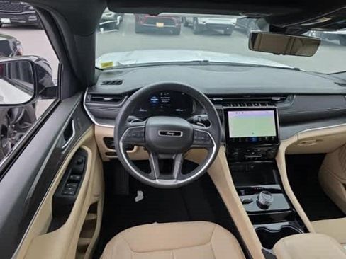 Used 2023 Jeep Grand Cherokee Limited w/ Luxury Tech Group II AWD/4WD image 9