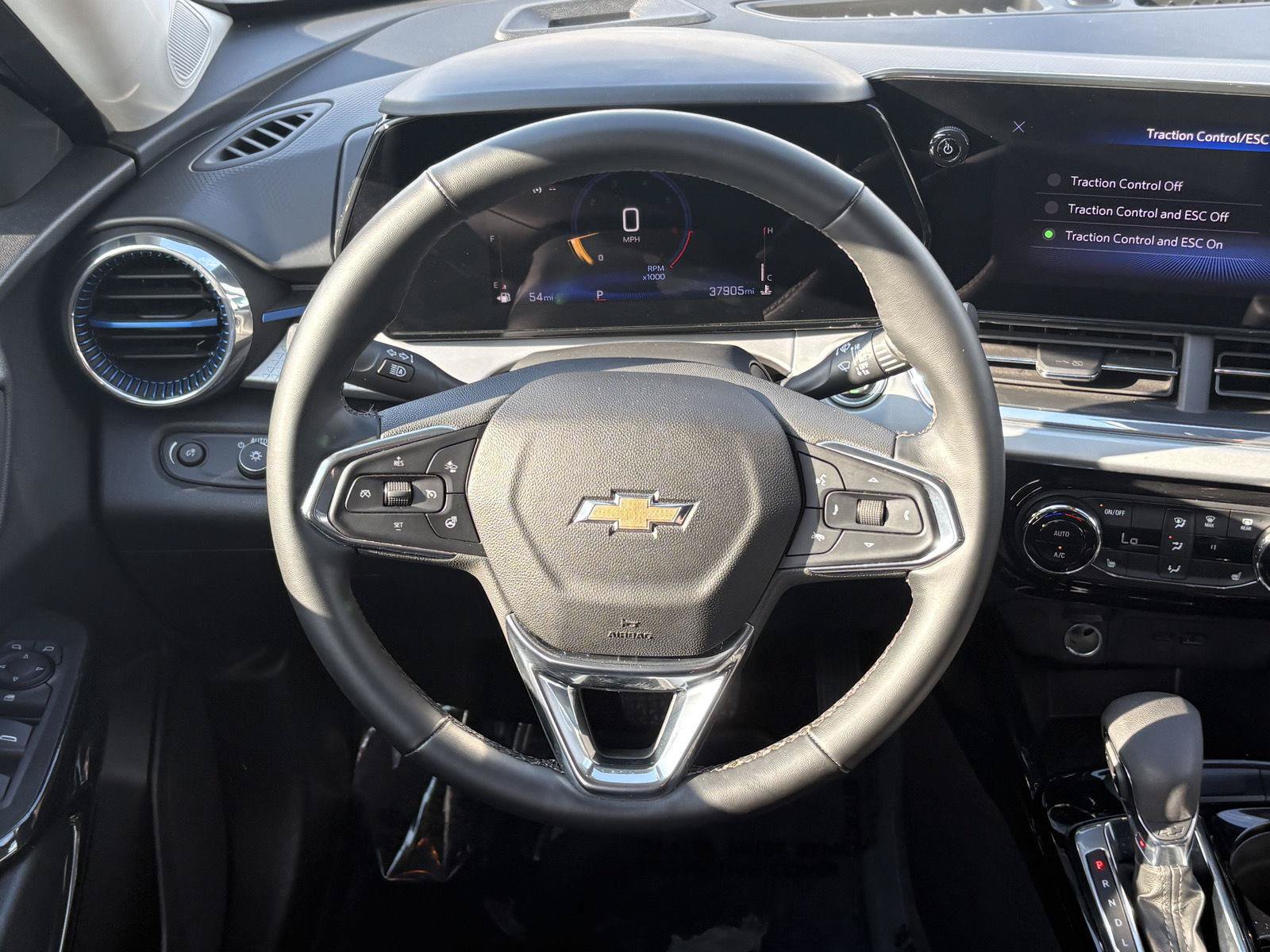 Used 2025 Chevrolet Trax LT w/ LT Convenience Package FWD image 8