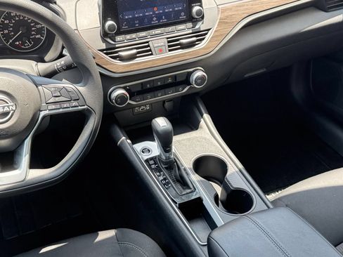Used 2025 Nissan Altima 2.5 SV FWD image 37