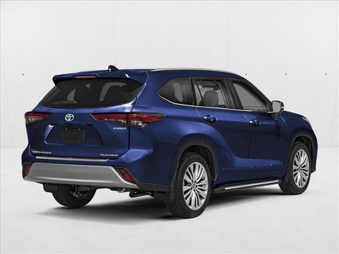 New 2025 Toyota Highlander Platinum image 2