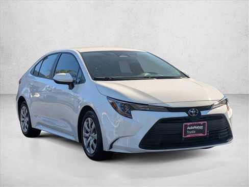 Used 2023 Toyota Corolla LE image 3