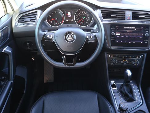 Used 2020 Volkswagen Tiguan SE image 9