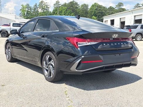 Used 2025 Hyundai Elantra Limited FWD image 3