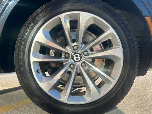 Used 2019 Bentley Bentayga image 50