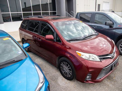 Used 2018 Toyota Sienna Limited image 7