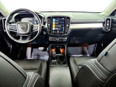Used 2021 Volvo XC40 T5 Momentum image 17