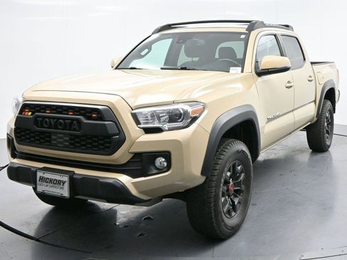 Used 2019 Toyota Tacoma TRD Off-Road w/ Technology Package AWD/4WD image 3