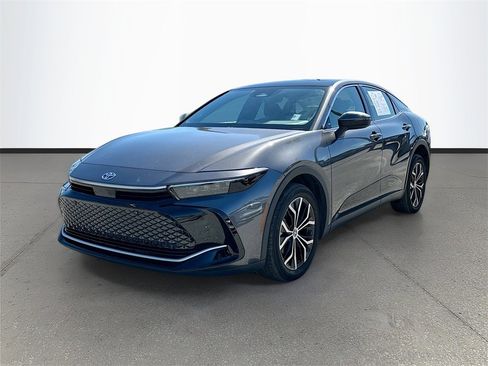 Used 2023 Toyota Crown Limited image 3