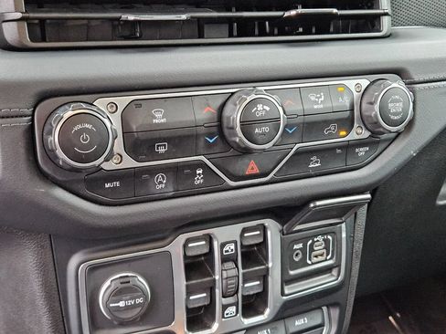 Used 2024 Jeep Wrangler Unlimited Rubicon AWD/4WD image 23