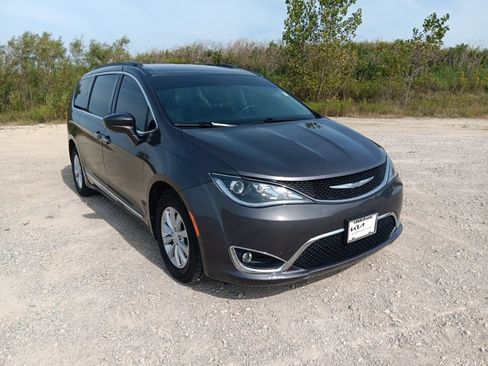 Used 2017 Chrysler Pacifica Touring-L FWD image 2