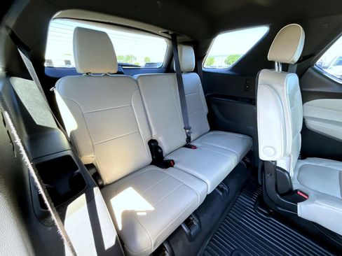 Used 2023 Chevrolet Traverse Premier AWD/4WD image 20