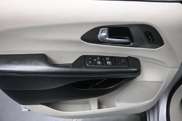 Used 2024 Chrysler Pacifica Touring-L FWD image 13