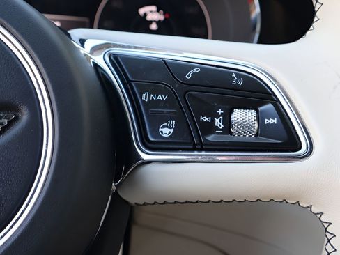 Used 2021 Bentley Bentayga Base image 23