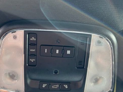 Used 2019 Jeep Grand Cherokee Laredo AWD/4WD image 12