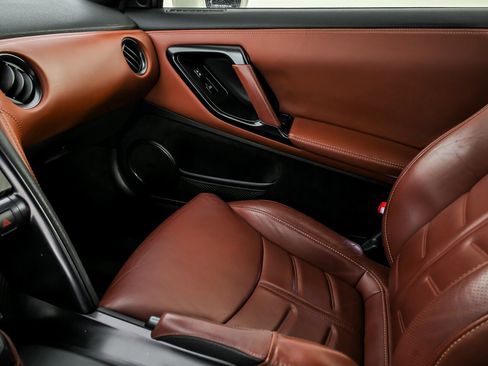 Used 2014 Nissan GT-R Premium w/ Premium Interior Package image 37