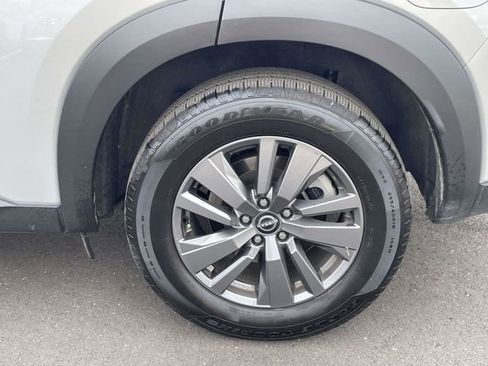 Used 2025 Nissan Pathfinder SV image 9