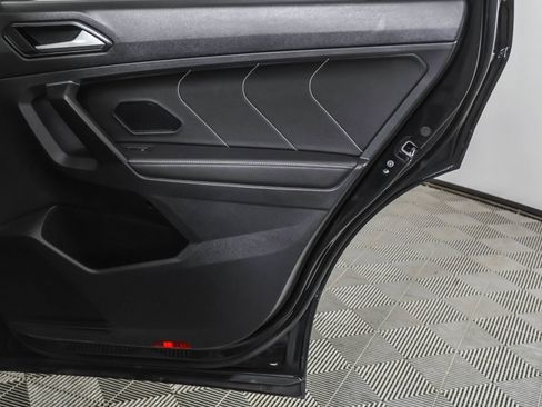 Used 2023 Volkswagen Tiguan SE w/ Panoramic Sunroof Package image 44