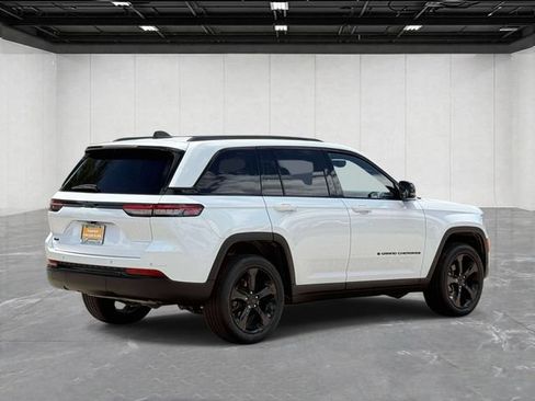 Used 2023 Jeep Grand Cherokee Altitude AWD/4WD image 5
