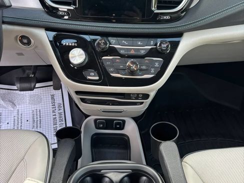 Used 2018 Chrysler Pacifica Limited w/ Advanced Safetytec Group FWD image 10